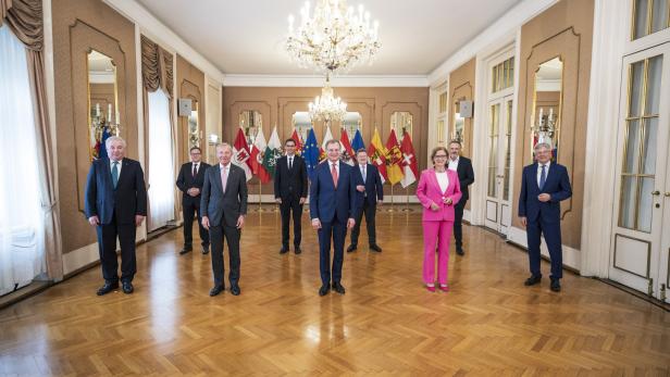 Die neun Landeshauptleute trafen einander am Freitag in Linz zur Konferenz. Bundeskanzler Sebastian Kurz stieß später dazu.