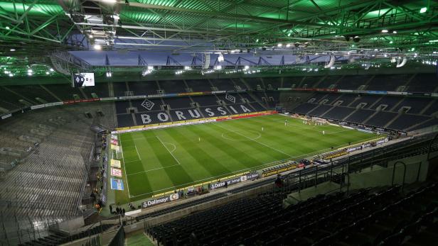Anpfiff in Deutschland: Der Fußball auf einer Gratwanderung
