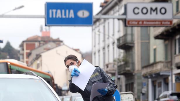 Documents checked at Italian-Swiss border crossing as Italy remains in coronavirus lockdown