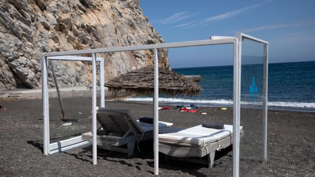 So könnte Strandurlaub 2020 ausschauen: Sonnenbaden unterm Plexiglassturz. Polymethylmethacrylat, erfunden bereits 1933, boomt in Zeiten von Corona.