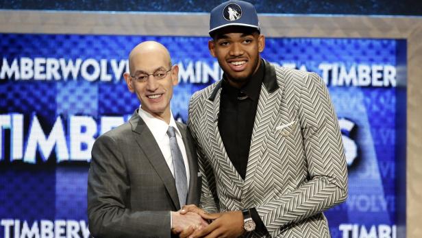 Adam Silver gratuliert Karl-Anthony Towns zur Wahl bei den Minnesota Timberwolves.
