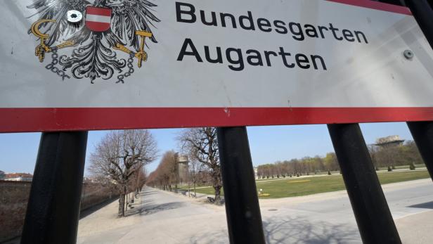 Ein Schild mit der Aufschrift „Bundegarten Augarten“ vor dem Augarten in Wien.