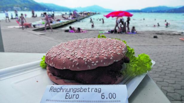 Sechs Euro kostet dieser „Burger“ im Klagenfurter Strandbad.