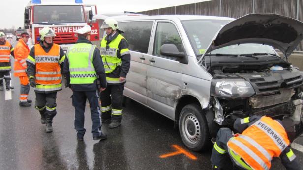 Der Kleinbus der weißrussischen Sportler wurde bei dem Crash auf der S5 schwer beschädigt.