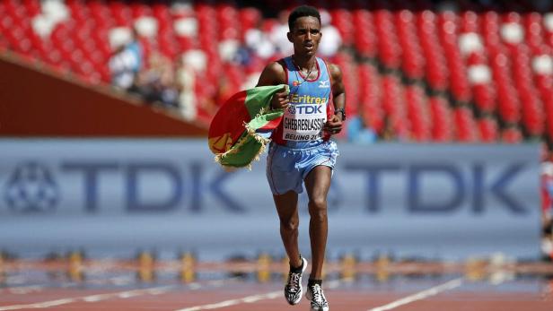 Ghirmay Ghebreslassie aus Eritrea gewinnt den ersten Bewerb der WM in Peking.