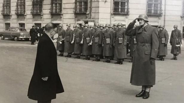 Ehrenkompanie vor Außenminister Leopold Figl 1956. Gendarmerierittmeister Alfred Nagl salutiert vor seinem ehemaligen Chef.