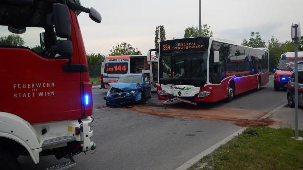 Zehn Menschen bei Unfall mit Bus verletzt
