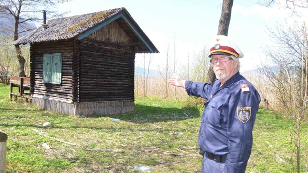 OÖ: Alkolenker Verfolgungsjagd Versteck am Mondsee, im Bild: Polizist Michael Schindlauer, Polizist Michael Schindlauer zeigt die Stelle am Mondsee