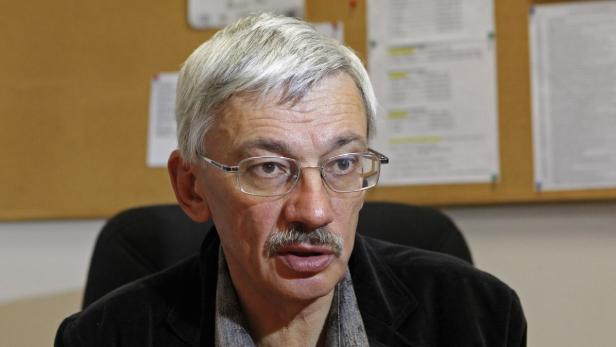 Oleg Orlov, head of human rights watchdog group &quot;Memorial&quot;, speaks during an interview at his office in Moscow in this September 19, 2012 file photo. At the height of the uprising by pro-Russian rebels in eastern Ukraine in the summer of 2014, a handful of human rights workers recorded that Russian soldiers had been killed on the battlefield, even though the Kremlin said its troops were never there. It was typical work for activists from the group Memorial, which has emerged since the fall of the Soviet Union as Russia&#039;s most important human rights organization mainly by taking notes. Memorial was founded by Soviet-era dissidents to document the historical crimes of the Communist dictatorship&#039;s Gulag. It came into its own during two wars in Chechnya in the 1990s and early 2000s, when it sent teams of researchers into the conflict zone, documenting the disappearances of civilians whose cases would otherwise have gone unrecorded. To match story RUSSIA-RIGHTS/MEMORIAL REUTERS/Maxim Shemetov/Files (RUSSIA - Tags: MILITARY POLITICS SOCIETY CONFLICT)