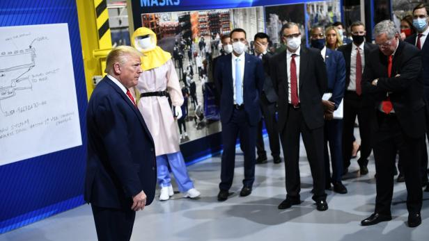 Trump trug zum ersten Mal Schutzmaske - aber nur Backstage