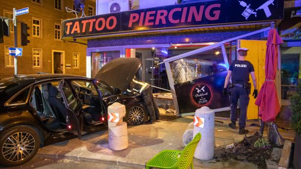 Salzburg: Auto krachte in Auslage eines Tattoo-Studios.