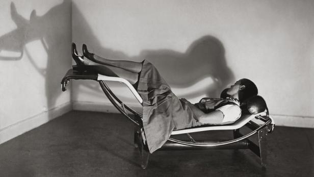 Selbstbewusst: Charlotte Perriand auf ihrer berühmten Chaise longue