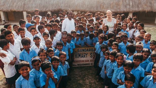 Projektleiter Xavier Raj und Claudia Stöckl vor der Schule in Sundarbans, die nun zerstört wurde