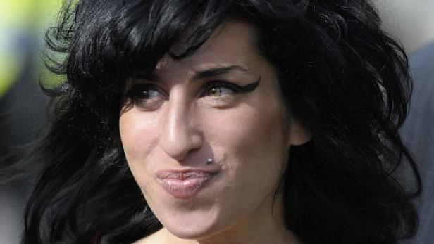 British singer Amy Winehouse arrives at the City of Westminster Magistrates Court in central London in this March 17, 2009 file photo. Winehouse has been found dead at her home in north London, Sky News reported on July 23, 2011. REUTERS/Kieran Doherty/Files (BRITAIN - Tags: ENTERTAINMENT OBITUARY)