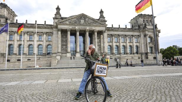 Anti-restrictions protests and counter demos in Berlin