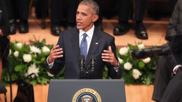 Barack Obama spricht bei einer Veranstaltung vor einem Rednerpult.