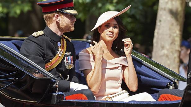 Royals: Warum diese Outfits zu "Skandalkleidern" wurden