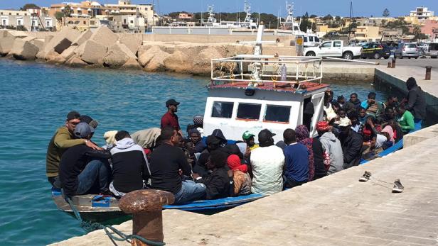 Migranten bei ihrer Ankunft in Lampedusa