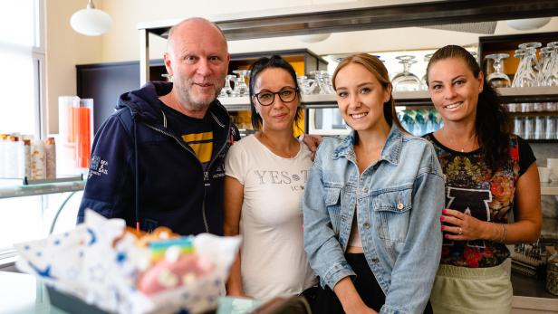 Christian Wolf mit seiner Lebensgefährtin Eva Radova, Tochter Dominika Radova sowie Mitarbeiter und Freundin Katarina Kraisova.