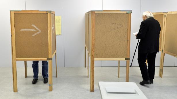 Wähler in Wahlkabinen in einem Wahllokal in Ottakring im Rahmen der heutigen Gemeinderats- und Landtagswahl in Wien.