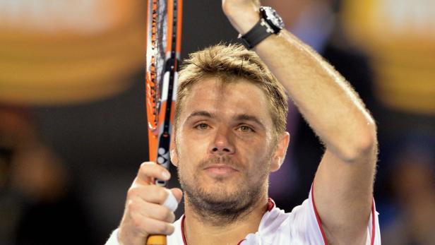 Stan Wawrinka hält seinen Tennisschläger hoch.