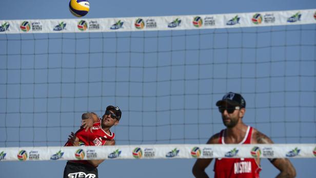 Zwei Beachvolleyballspieler während eines Spiels am Netz.