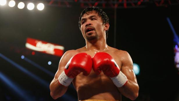 Manny Pacquiao mit roten Boxhandschuhen im Ring.