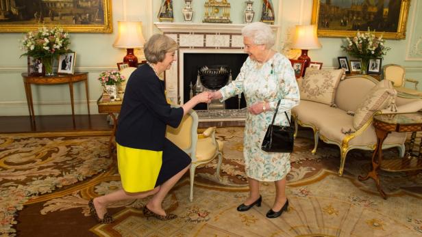 Queen Elizabeth II. und Theresa May bei der Ernennung