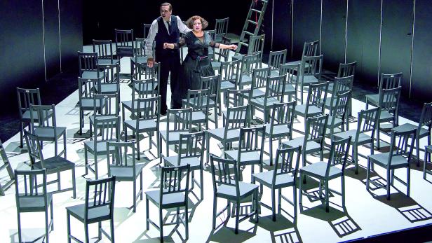 "Die Stühle" im Akademietheater