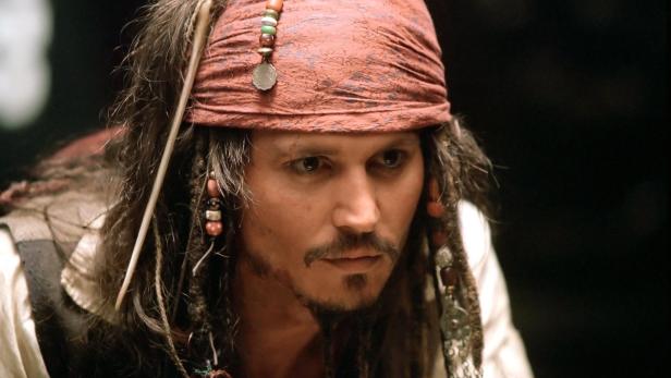 Johnny Depp als Captain Jack Sparrow mit rotem Kopftuch und Dreadlocks.