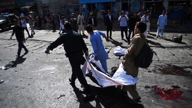 Freiwillige tragen die Leichen der Opfer der Selbstmordattentate in Kabul. Freiwillige tragen die Leichen der Opfer der Selbstmordattentate in Kabul.