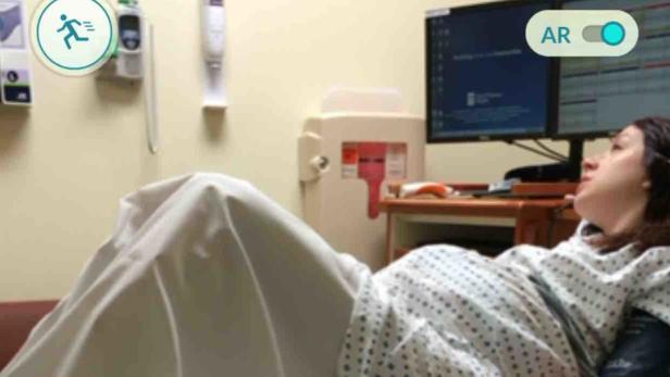 Eine Frau liegt in einem Krankenhausbett, möglicherweise in Wehen.