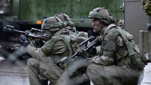 APA9435828 - 13092012 - SAALFELDEN - ÖSTERREICH: Themenbild: Bundesheer-Soldaten einer Gebirgsjäger-Kompanie während einer Übung in der Wallner-Kaserne am Donnerstag, 13. September 2012, in Saalfelden. APA-FOTO: ROBERT JAEGER