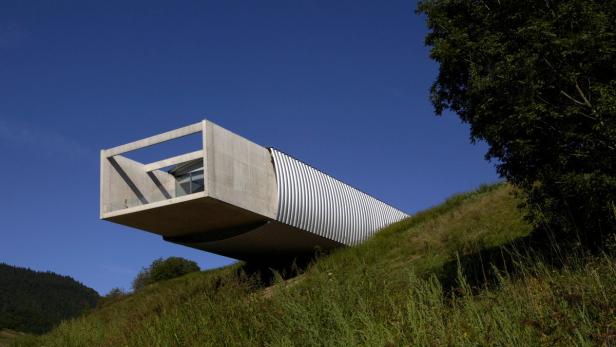 Museum Liaunig: kühn in der Landschaft balancierender Kunstbalken