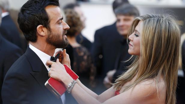 Jennifer Aniston richtet Justin Theroux die Fliege.