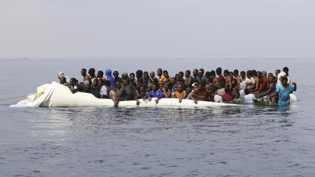 Migranten auf einem sinkenden Boot vor der libyschen Küste.