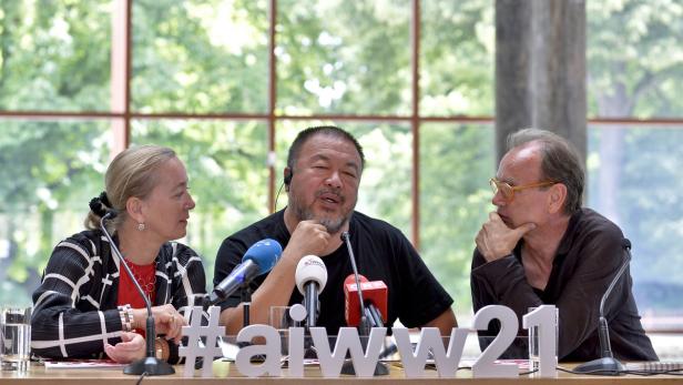 Belvedere-Direktorin Agnes Husslein-Arco und Kurator Alfred Weidinger (r.) am Mittwoch zusammen mit Ai Weiwei im &quot;21er Haus&quot;