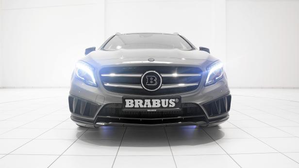 Ein grauer Brabus-SUV steht in einem hellen Studio.