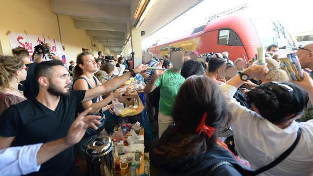 Helfer verteilen Nahrung, Getränke und Hygieneartikel an Flüchtlinge am Wiener Westbahnhof am Dienstag, 1. September 2015. 