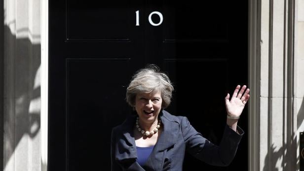 Theresa May vor ihrem neuen Zuhause: Downing Street Nr. 10.