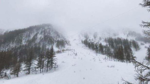 Ein Lawinenabgang im Bereich des Skigebiets Grübl am Präbichl in der Steiermark hat am Sonntag, 13. Jänner 2019, eine großangelegte Suchaktion ausgelöst. Nach Angaben der Polizei hatte ein Liftwart der Bergstation zu Mittag den Lawinenabgang über die Land