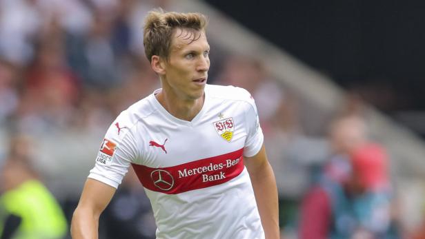 Ein Fußballspieler des VfB Stuttgart in seinem Trikot.