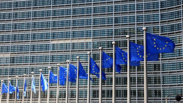 Vor dem Berlaymont-Gebäude wehen mehrere Flaggen der Europäischen Union. Vor dem Berlaymont-Gebäude wehen mehrere Flaggen der Europäischen Union.