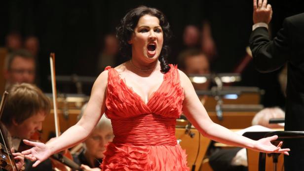 Das Operndiva Anna Netrebko singt am 15.01.2013 in der Laeiszhalle in Hamburg. Bei ihrem einzigen gemeinsamen Deutschland-Konzert wurden Netrebko und ihr Lebensgef?hrte Schrott von den Hamburger Symphoniker unter der Leitung von Claudio Vandelli begleitet. Auf dem Programm standen unter anderem Auszüge aus Mozarts &quot;Don Giovanni&quot;, Rossinis &quot;Die Italienerin in Algier&quot; und Gershwins &quot;Porgy and Bess2. Foto: Christian Charisius/dpa +++(c) dpa - Bildfunk+++