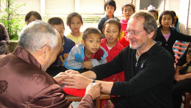 Pulsdiagnose am Buchautor Kurt Langbein in Szechuan, China