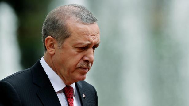 Der türkische Präsident unterbrach ein Interview aufgrund gesundheitlicher Probleme, nun kursieren Gerüchte über seinen Gesundheitszustand.