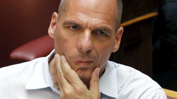 Porträt von Yanis Varoufakis, der nachdenklich seine Hand ans Kinn hält.