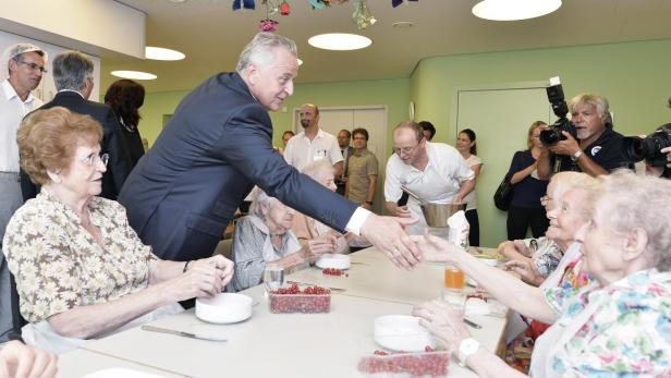 Rudolf Hundstorfer mit Senioren: Ziel des Sozialministers ist es, die Zahl der Frühpensionen deutlich zu drosseln