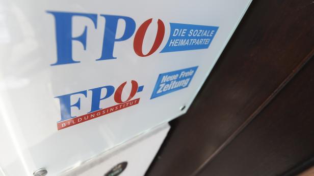 Weiße Tafel mit FPÖ-Logos und den Schriftzügen „Die soziale Heimatpartei“, „Neue Freie Zeitung“ und „Bildungsinstitut“.