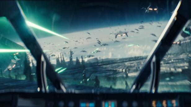 Blick aus dem Cockpit auf eine Raumschlacht über einem Planeten.